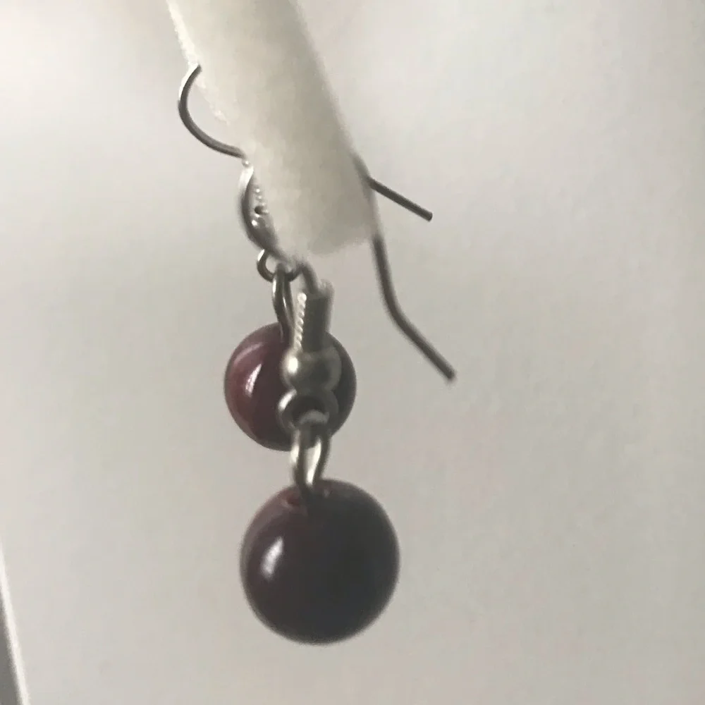Blood red small dangling earrings - Picture 2 of 3